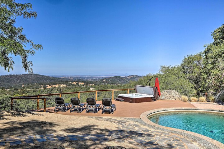 Luxe Auburn Hideaway w / Tennis Court & Views!