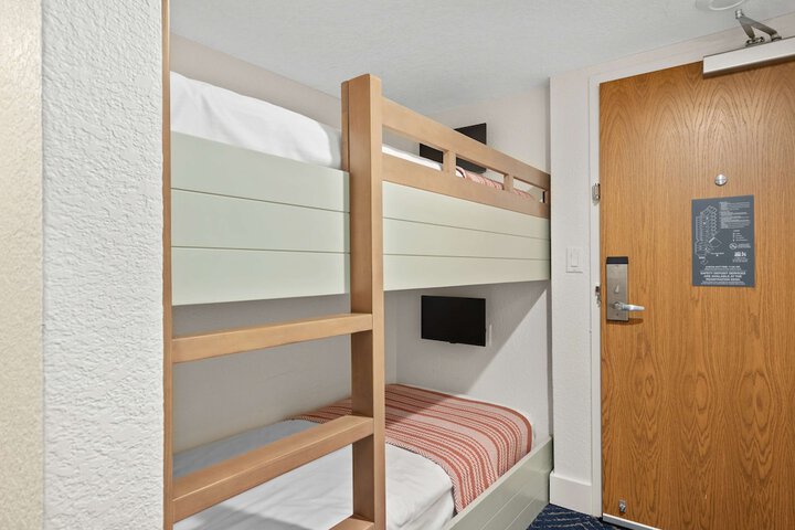 Room 10 of 172