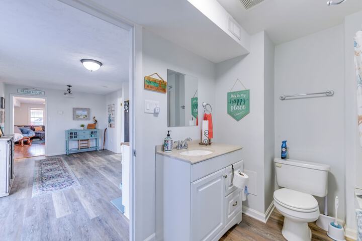 Adorable Cottage: Fire Pit Walk to Colonial Beach