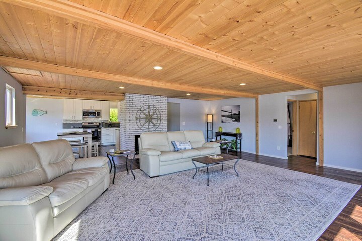 Waterfront Gig Harbor Home w / Furnished Deck