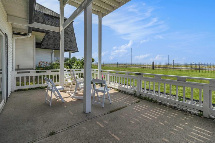 Snyders Shoreline Inn