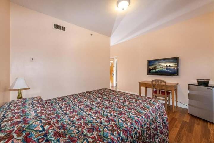 Room 8 of 33