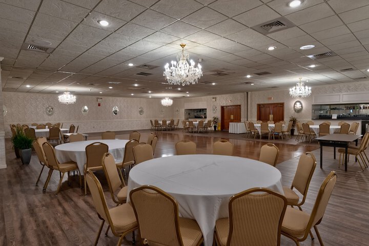 Ballroom/Hall 31 of 36
