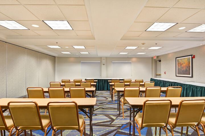 Holiday Inn Express & Suites New Berlin by IHG