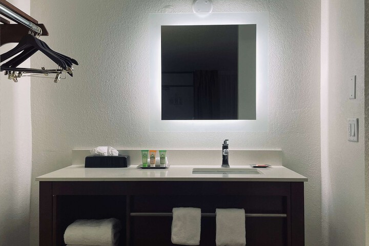 Room 11 of 32