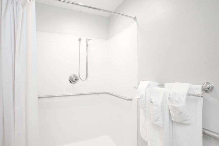 Room 6 of 18