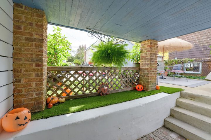 Cozy Ventnor Getaway: Walk to Public Beach!