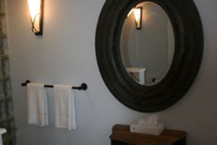 Sheas Riverside Inn & Motel