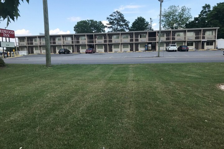 Redwood Inn