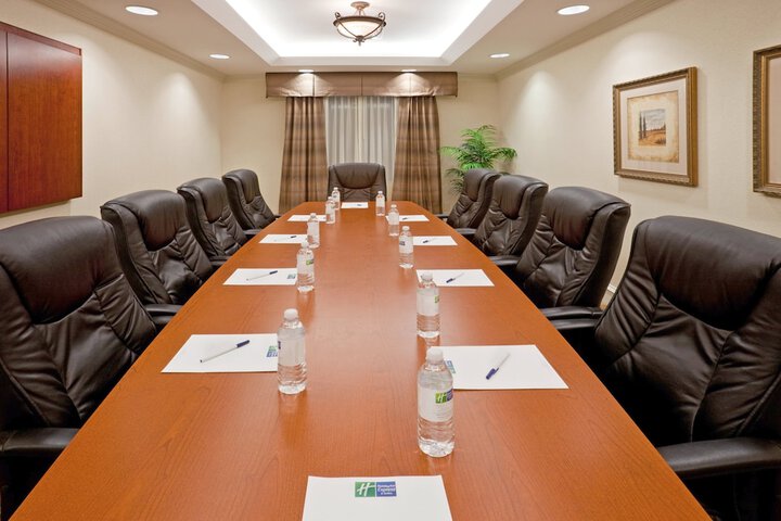Holiday Inn Express & Suites Waxahachie by IHG