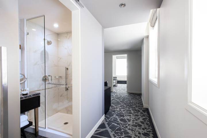 LondonHouse Chicago Curio Collection by Hilton