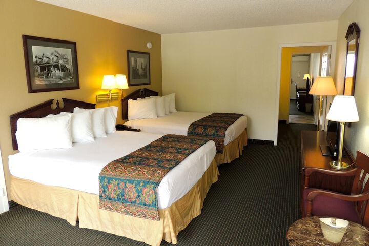 Carmel Inn & Suites