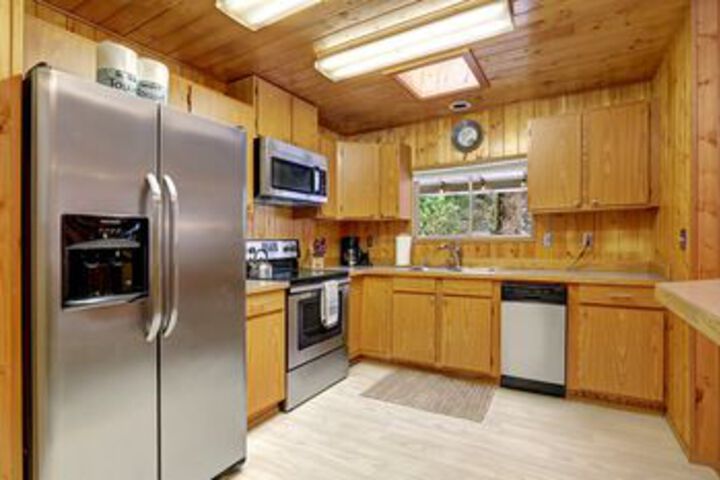 Sunset Falls Cabin - Two Bedroom Cabin with Hot Tub