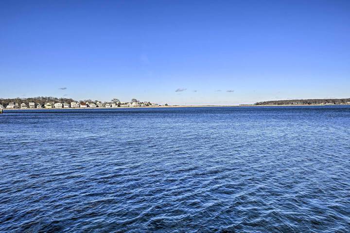 Bright Apartment - 1 / 2 Mi to Greenport Harbor!
