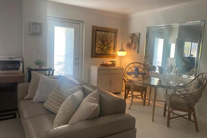 Closest 1BR to Vanderbilt Beach full kitchen with dishwasher, ALL NEW!