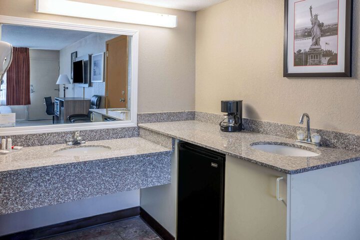 Ramada by Wyndham Rome / Verona