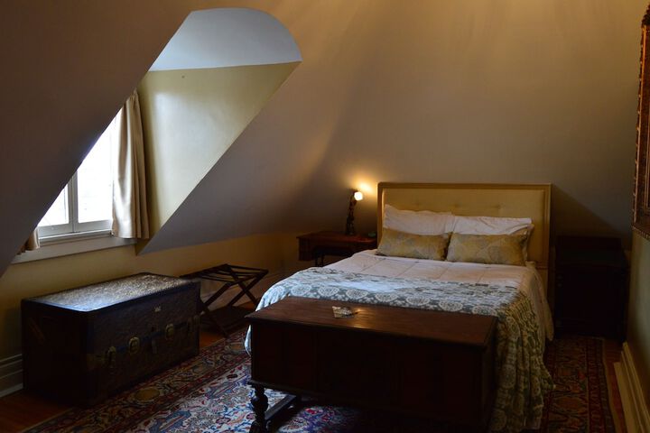 Room 28 of 35