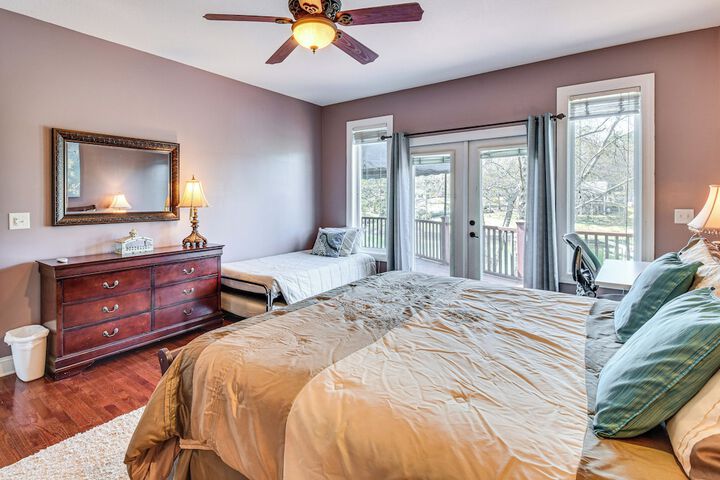 Waterfront Getaway w / Fire Pit + Game Room!