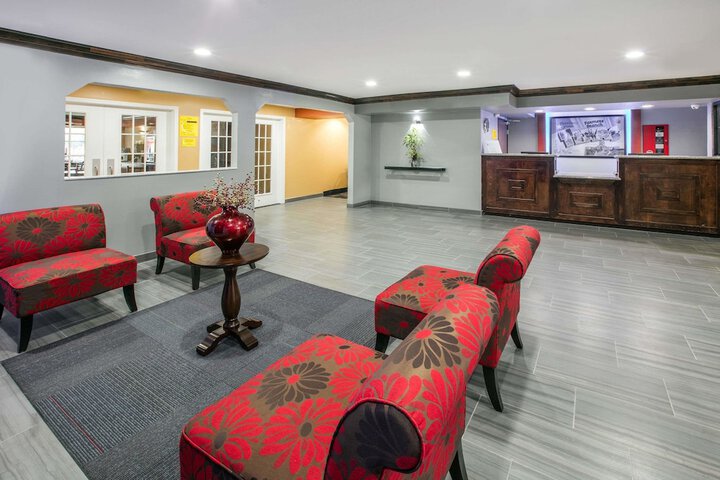 Super 8 by Wyndham Farmers Branch / North Dallas