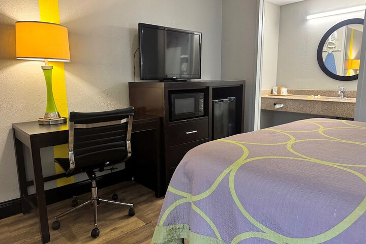 Super 8 by Wyndham Tupelo Airport