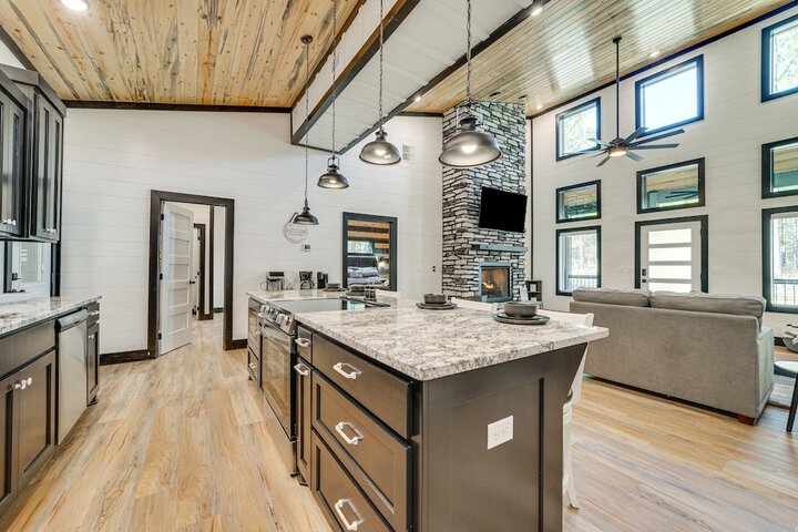 Near New Casino: Broken Bow Cabin w / Hot Tub