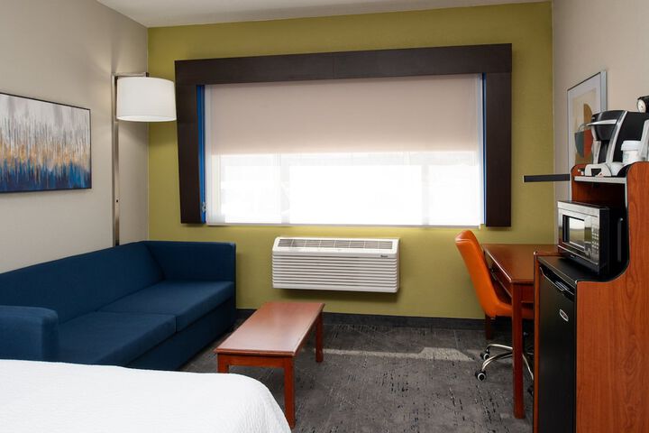 Holiday Inn Express Farmington - Bloomfield by IHG