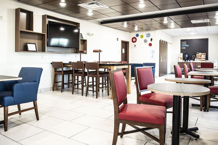 Holiday Inn Express & Suites Sedalia by IHG