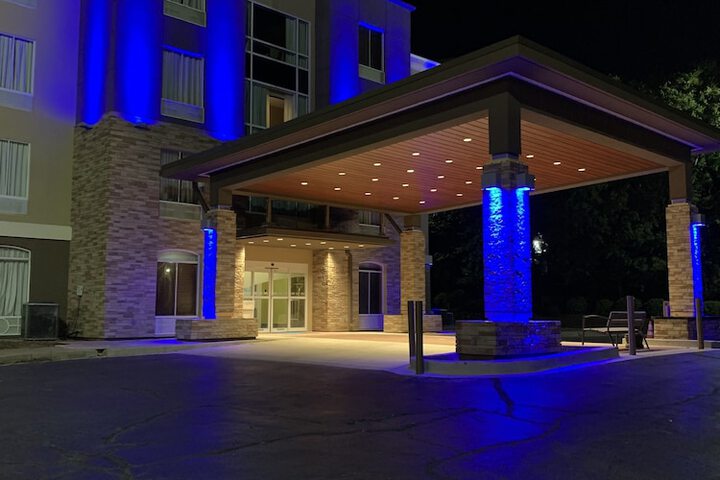 Holiday Inn Express & Suites Starkville by IHG
