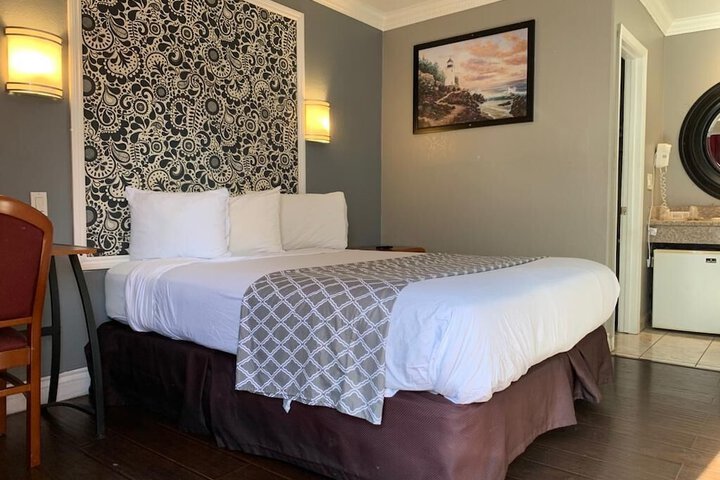 Room 8 of 12