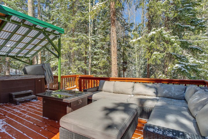 Idaho Springs Cabin w / Hot Tub on Half Acre!