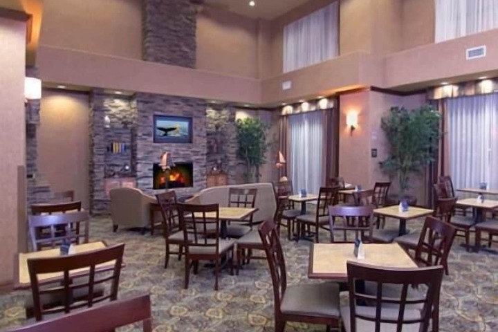 Dining 8 of 13