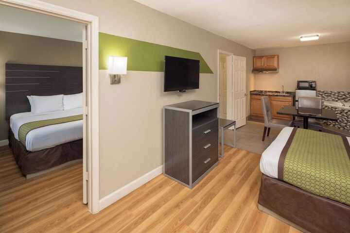 Room 32 of 41