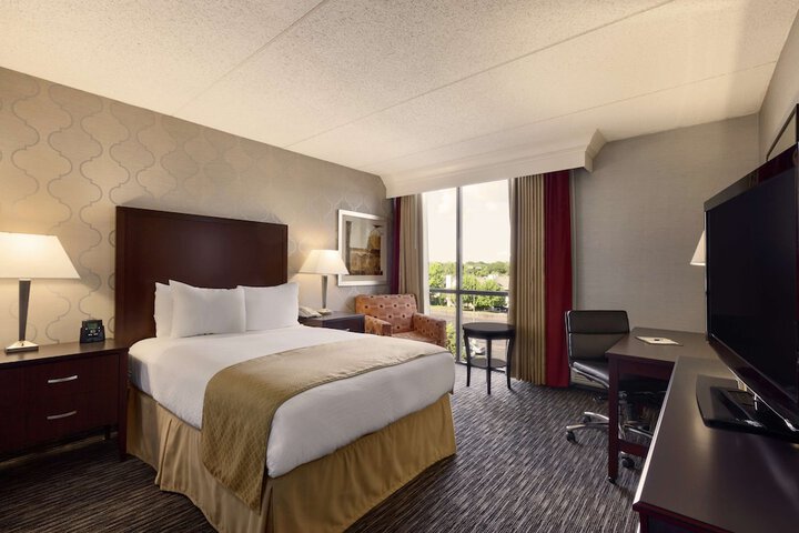 DoubleTree by Hilton Detroit - Dearborn