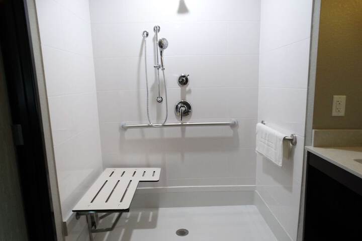 Room 15 of 28