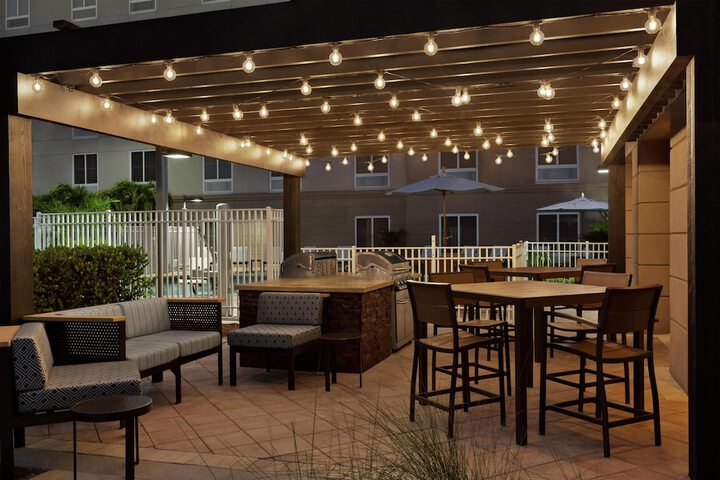 Homewood Suites by Hilton Fort Myers Airport / FGCU