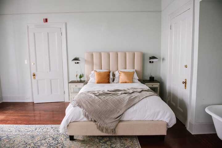 Room 27 of 46