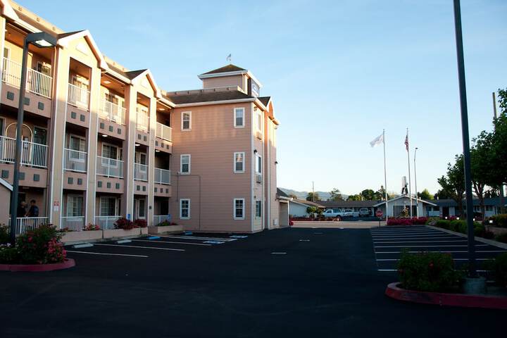 Howard Johnson by Wyndham Salinas