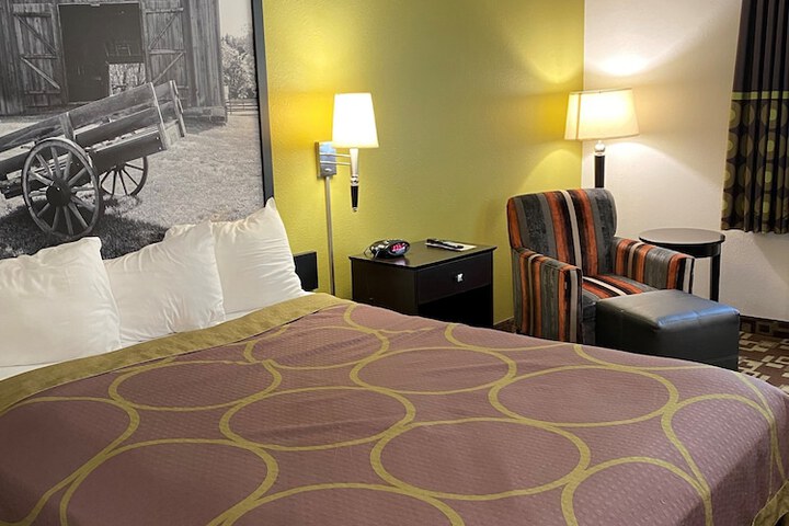 Super 8 by Wyndham Independence IA