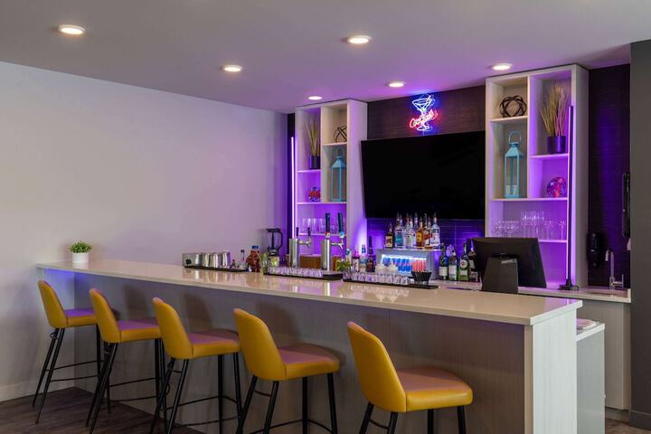 Lounge 39 of 42