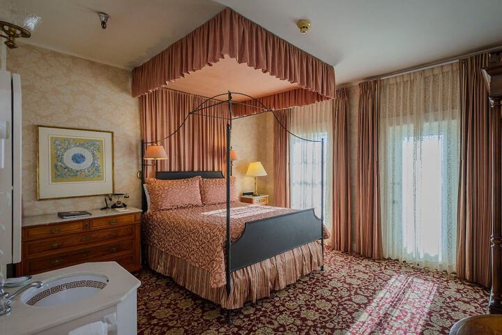 Room 9 of 20