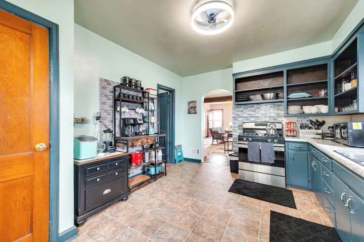 Charming Eagle Grove Farmhouse w / Patio!