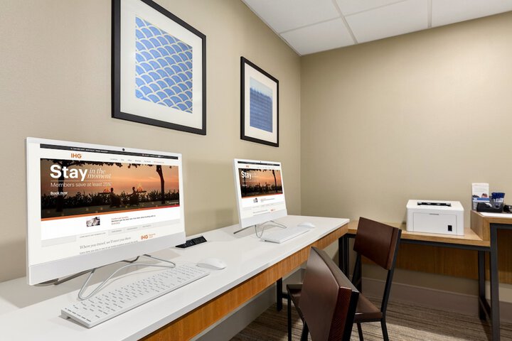 Holiday Inn Express & Suites Shawnee by IHG