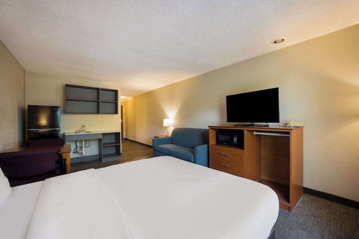 Room 10 of 33