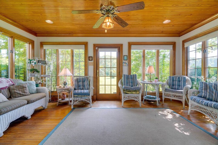 Terre Haute Manor Farmhouse w / Gardens & Deck!