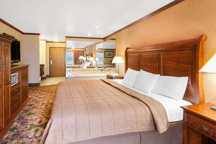 Ramada by Wyndham Mackinaw City Waterfront