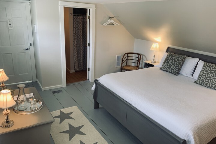 Room 33 of 65