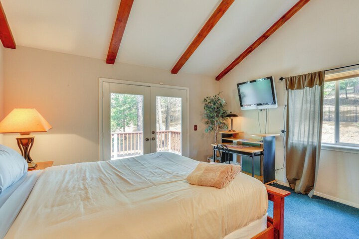 Pet-friendly California Cabin w / Beach Access