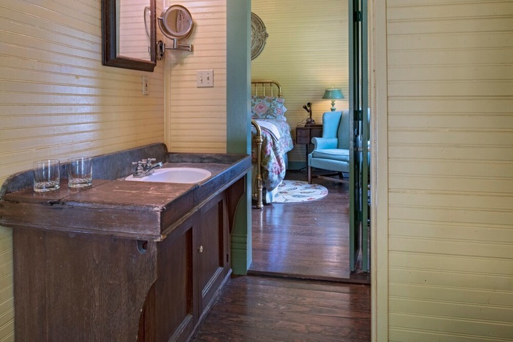 INN ON THE CREEK