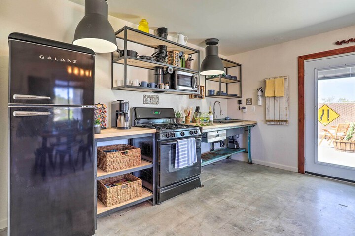 Indie-eclectic Desert Home w / Hot Tub + Patio