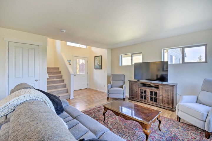 Pet-friendly Poulsbo Abode w / Mountain Views!